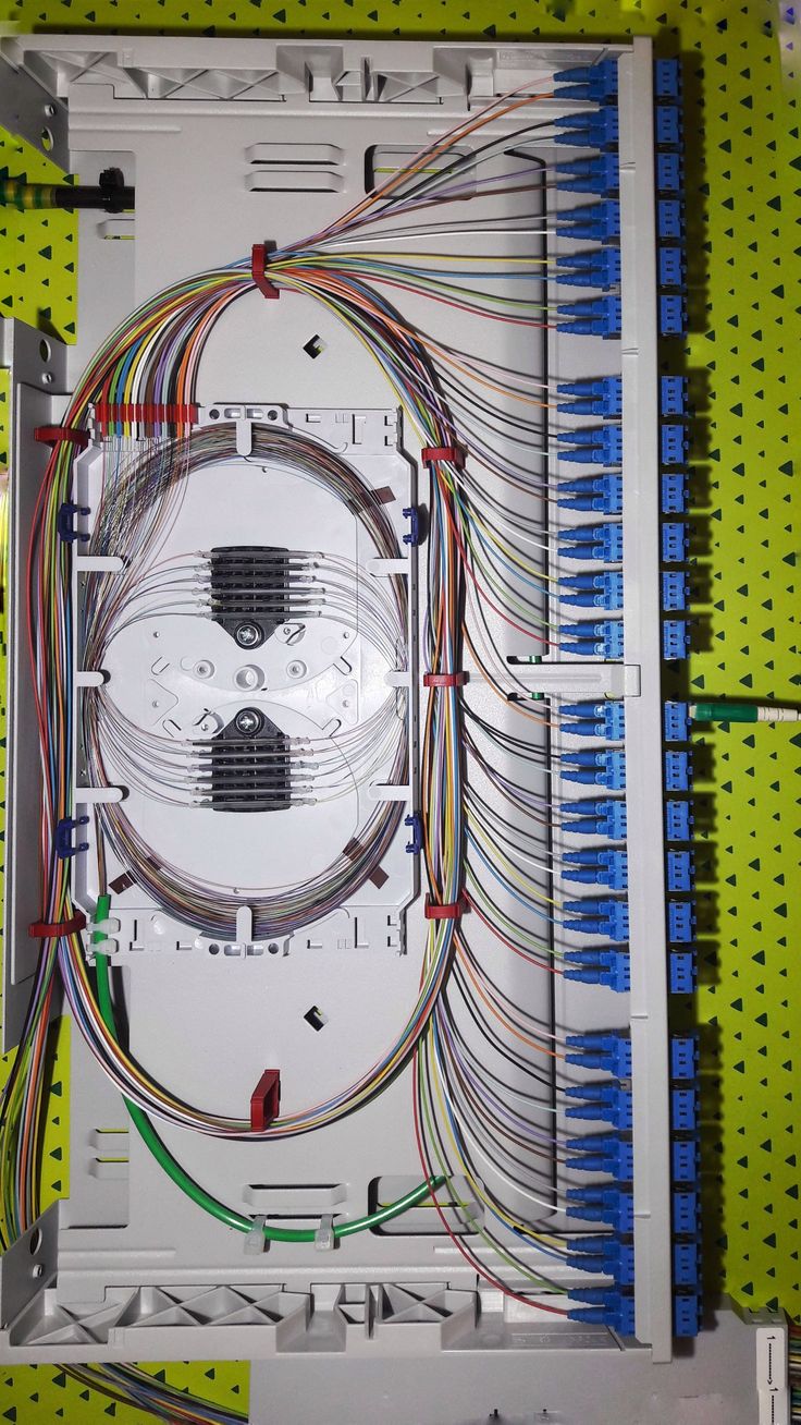 Fibre distribution tray with routed fibre strands